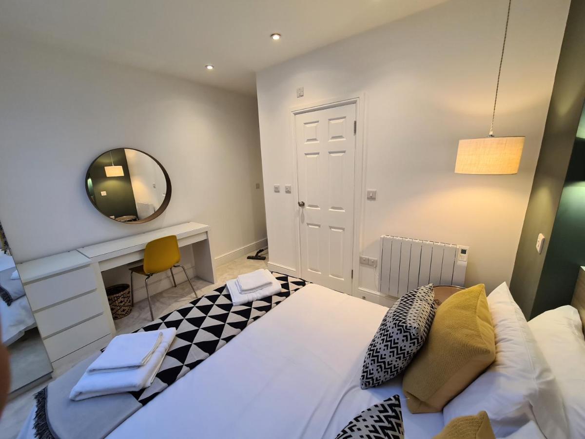 The Taylor Suite - Stunning 2-Ensuite Beds, Cathedral View Roof Garden Труро Экстерьер фото